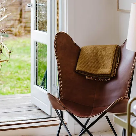 Cozy Modern Unit With Garden Lejlighed