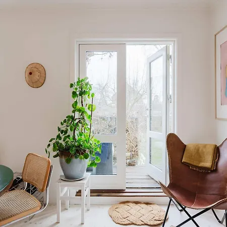 Cozy Modern Unit With Garden Lejlighed