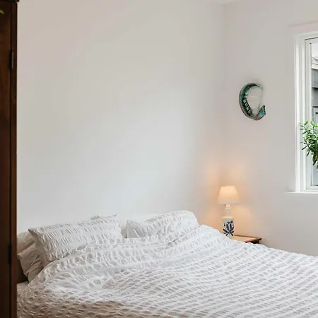 Cozy Modern Unit With Garden