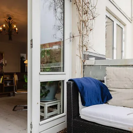 Cozy Modern Unit With Garden Lejlighed