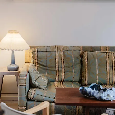 Cozy Modern Unit With Garden