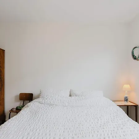 Cozy Modern Unit With Garden *